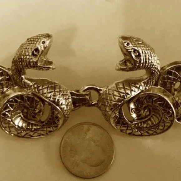 gold snake cloak clasp - Picture 3 of 3